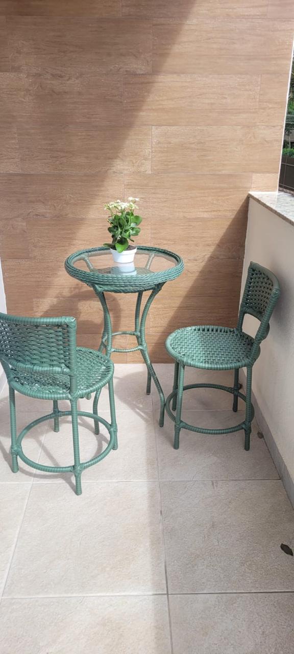 Mesa de vime na sacada